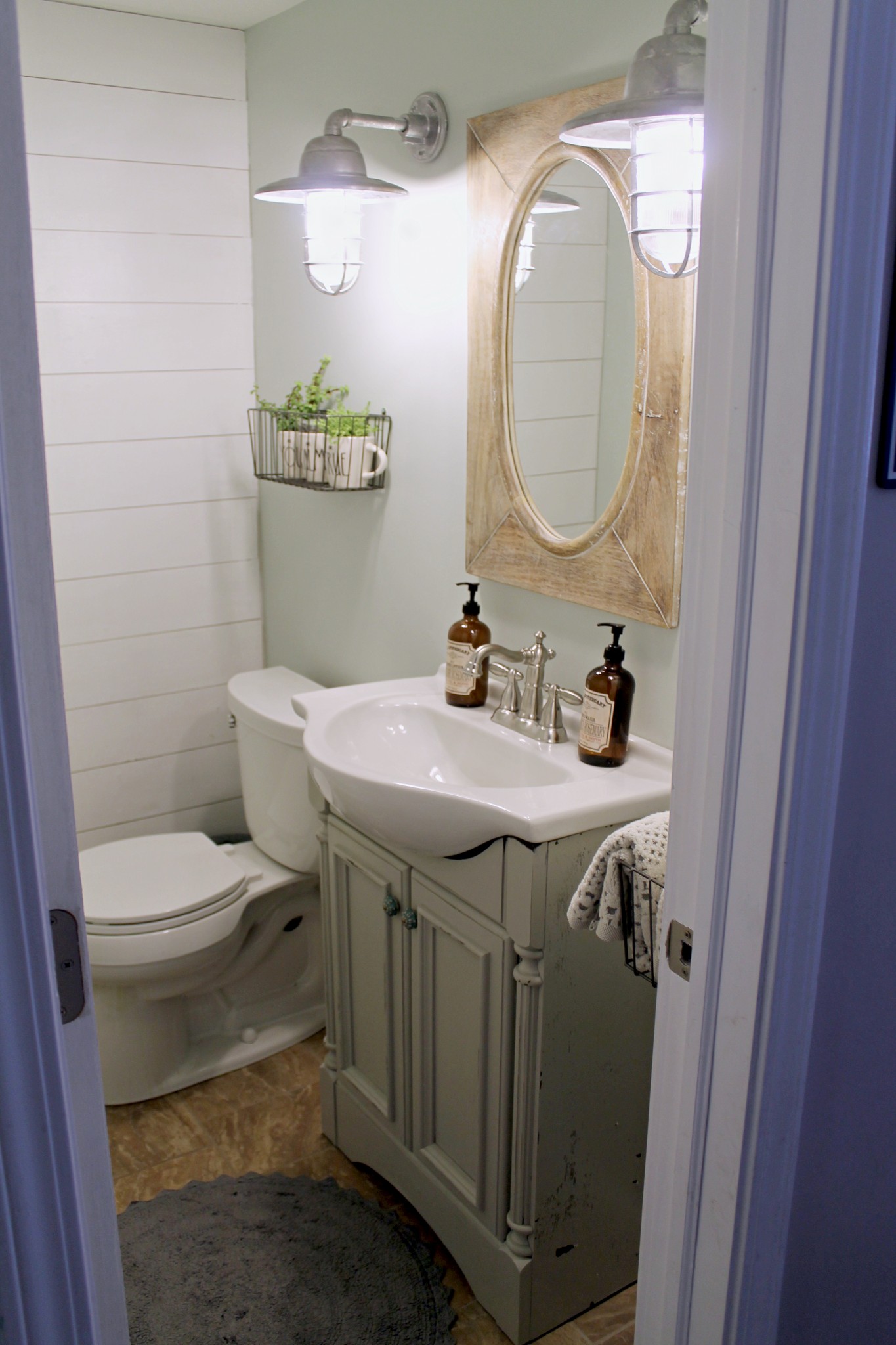 Industrial Farmhouse Bathroom Makeover