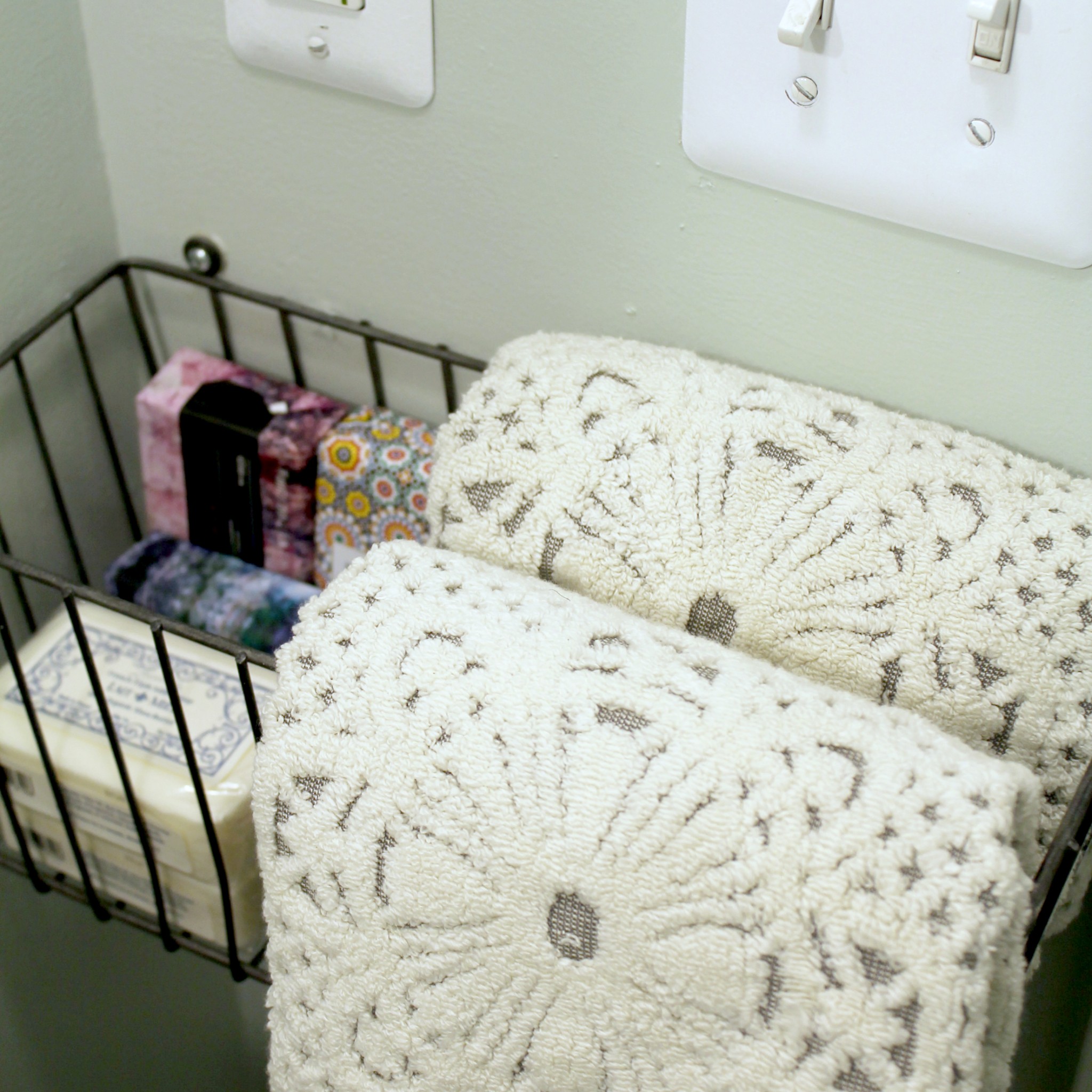 Industrial Farmhouse Bathroom Makeover