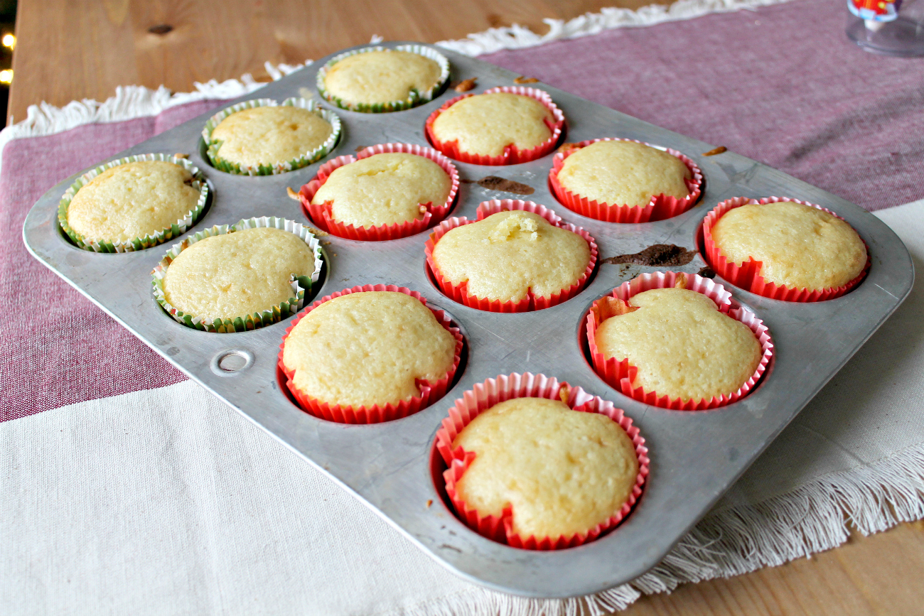 Easy Magic-Filled North Pole Cupcakes 
