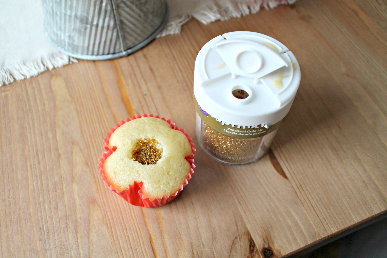 Easy Magic-Filled North Pole Cupcakes 