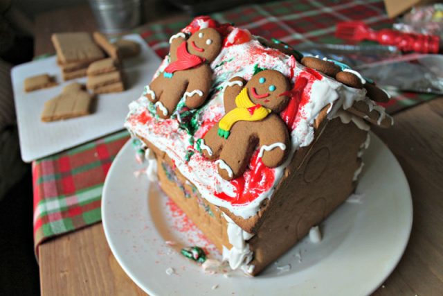 10 Tips to Make Decorating Gingerbread Houses with Kids Easier